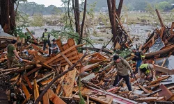 Texas flash floods rescue race to find missing children washed away.webp