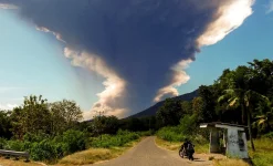 Mount Lewotobi Laki-Laki eruption sends 18-km ash tower into sky.webp