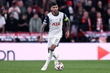 Tottenham snubs Atletico Madrid for Cristian Romero, enraging fans.webp