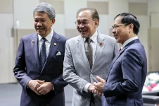 ASEAN ministers swarm Anwar Ibrahim for a meeting in KL.webp
