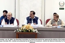 Pakistan's Asaan Karobaar Bill triggers frenzy over red tape crackdown promises.webp