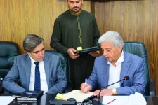 Rana Tanveer Hussain hails cotton deal as textile bosses clash over revival.webp