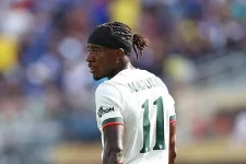 Noni Madueke dumps Chelsea for Arsenal medical in £52m sneaky switch.webp