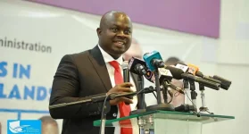 Police officer slaps GHOne TV's Banahene at Ablekuma North vote.webp
