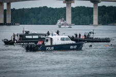 Hero divers save all in fiery Johor police chopper crash as chaos erupts in Sungai Pulai.webp