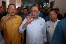 Anwar Ibrahim lashes out as Terengganu accuses the federal government of neglect.webp