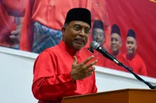 Anwar Ibrahim's secret BN talks fuel unity government intrigue before parliament.webp
