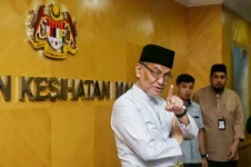 Malaysia's health brain drain crisis deepens as Dzulkefly Ahmad urges all ministries to act.webp
