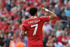Luis Diaz's transfer to Barcelona stalls as Saudi clubs battle for Liverpool star.webp