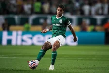 Roma raises Richard Rios' bid to 30 million euros while pursuing Lens midfielder Al Ainawi.webp