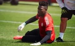 Manchester United hit by Andre Onana injury as goalkeeper crisis deepens at Carrington.webp