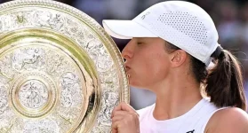 Iga Swiatek demolishes a crying Anisimova in Wimbledon final.webp