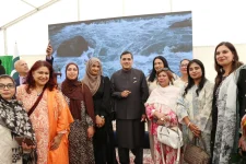 London erupts with Pakistan pride as diaspora leaders storm the High Commission.webp
