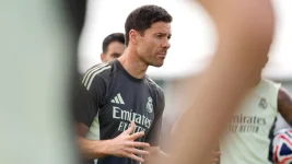Xabi Alonso warns Real Madrid stars, discipline or else this season.webp