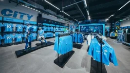 Man City trounces Man United with a 1 billion pound Puma kit deal.webp