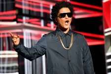 Bruno Mars admits to Rosé he's almost out of $50 million in debt.webp