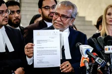 Umno leaders pressure Anwar to act on Najib's house arrest royal addendum row.webp
