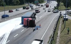 Kesas Highway chaos as lorry spills chemicals, Shah Alam traffic snarls follow.webp