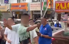 Trader swings machete at cops in viral clip, pleads not guilty in court.webp