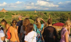 Bagan sunset draws tourists as locals and foreigners flock to ancient pagodas.webp