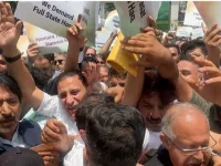 Police block Congress march in Srinagar demanding restoration of J&K statehood.webp