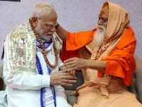 PM Modi meets Swami Shakti Sharananand in Motihari, receives praise for global peace efforts.webp