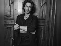 Mamata Banerjee wishes Shah Rukh Khan a speedy recovery after an on-set injury.webp