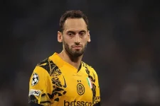 Fenerbahçe joins race for Çalhanoğlu with €20 million offer amid Galatasaray interest.webp