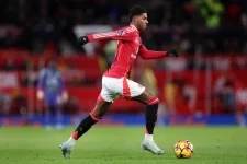 Barcelona finalizes Rashford loan deal with option to buy for €35 million.webp