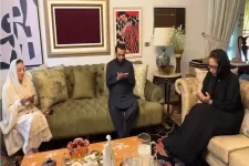 Attaullah Tarar visits Meher Bukhari to offer condolences after her mother's death.webp