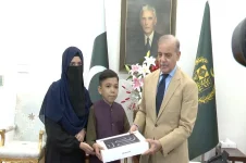 Shehbaz Sharif honors digital creator Talha Ahmad for his talent and success.webp