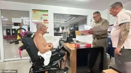 Shirtless, disabled Brit Chris Glennon robbed by Pattaya trio.webp