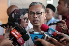 Anwar Ibrahim is not taking action against PKR MPs with differing views.webp
