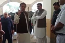 Hanif Abbasi inspects Rawalpindi Railway Station, demands immediate improvements.webp