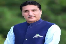 PML-N's Arbab Khizer Hayat criticizes KP Assembly's failure to swear in reserved seat members.webp