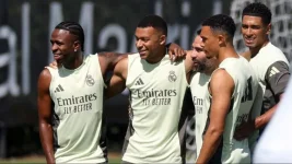 Real Madrid moves to renew Vinicius Junior's contract as salary talks test unity.webp