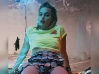 Margot Robbie and Tom Ackerley share tender balcony moment in Naples hotel.webp