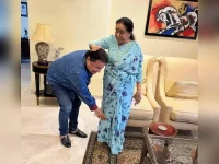 Asha Bhosle serves homemade kebabs to Anup Jalota at Mumbai residence.webp