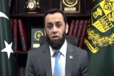 Attaullah Tarar visits Kashif Awan in Islamabad, offers condolences on mother’s death.webp