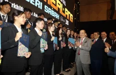 Hajiji defies solo calls, keeps GRS in pact with Pakatan for Sabah election.webp
