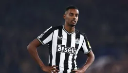 Isak's contract request threatens Newcastle's pay scale.webp