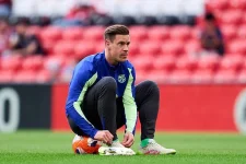 Sidelined ter Stegen considers surgery as Barcelona moves on.webp