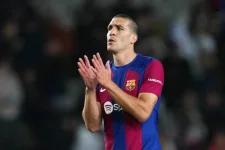 Valencia targets Barcelona's Oriol Romeu as Girona also eyes midfield move.webp