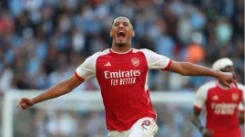 William Saliba open to pay cut for Real Madrid move as Arsenal contract lingers.webp