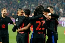 Manchester City prepares 80 million euro bid for Barcelona's Jules Koundé.webp
