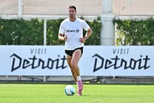 AC Milan's Vlahovic bid hinges on Juventus covering player's wage.webp
