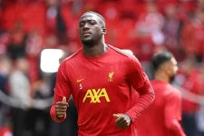 Barcelona eyes Ibrahima Konaté as Liverpool faces contract standstill.webp