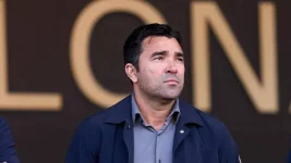 Deco stays in Barcelona to oversee Pau Victor and Oriol Romeu transfer talks.webp