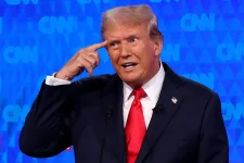 Trump considers using $100 billion in tariff revenue for new stimulus checks.webp