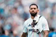 Liverpool eyes Douglas Luiz after he skips Juventus training.webp
